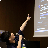 Vue Fes Japan 2024のハンズオンセッションで、右手にマイクを持ち、左手でスクリーンを指差しながら説明をするubugeeei。