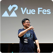 マイクを持って話す kazupon。背後には Vue Fes のイベントロゴが投影されている。
