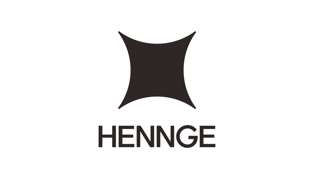 白い背景に、縦に配置されたHENNGEのロゴと文字が黒でシンプルかつモダンなデザインです。