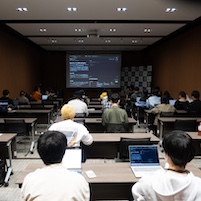 Vue Fes Japan 2024の「Vue.js / Nuxtハンズオン」セッションで、スライドを見ながら講義を受ける参加者たち。