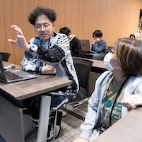 Vue Fes Japan 2024のハンズオンセッション中、スライドを見ながらノートパソコンで作業する参加者たち。講師は前方で説明を行っている。